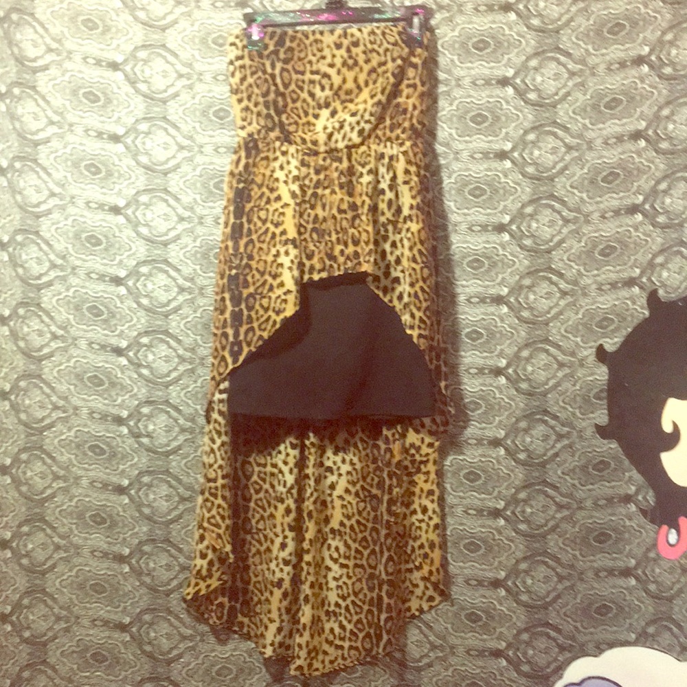 Medium strapless leopard pattern dress.